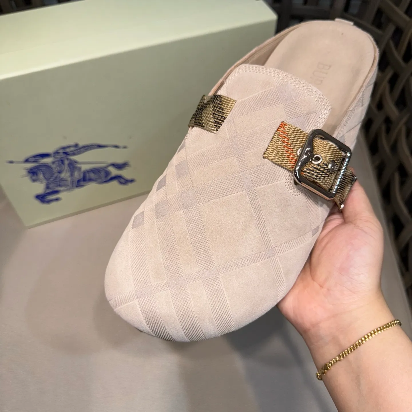 Men's Men's Shoes 💰360 [New Style] 🐝🐝Burberry New Burberry - Men's Checked Leather Urchin Half-Flop Sandal Made of soft suede cowhide and calfskin, these half-flop sandals feature an adjustable B-shaped buckle strap and are decorated with the signature sand-colored Burberry check in jacquard worsted. The upper wraps around the midsole and is paired with a sole made of the same upper material with an embossed logo on the heel and a wavy rubber outsole embellished with the Burberry lettering. Fashionable and casual! Comes with full set of original packaging dust bag! Code number: 39-40-41-42-43-44 standard code (38/45 can be customized and returns and exchanges are not supported)